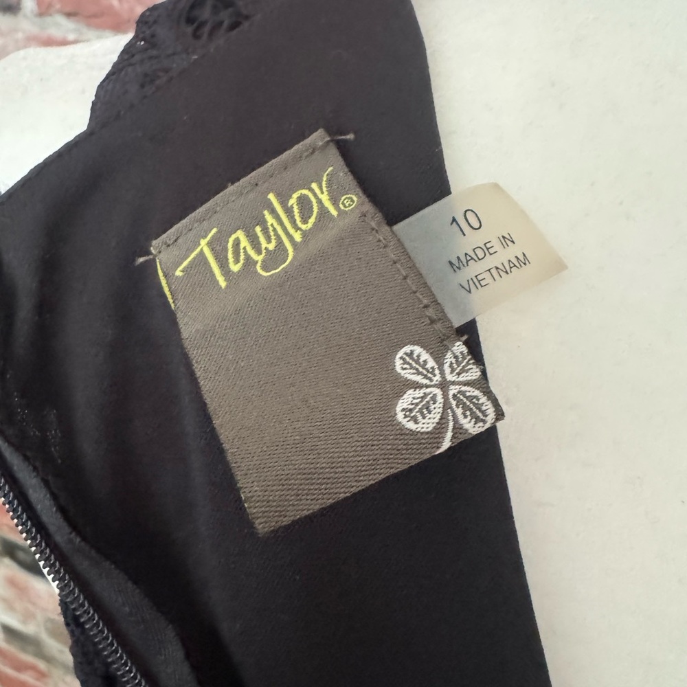 TAYLOR GUC V-neck Eyelet Dress & Handkerchief skirt, Size 10 - Picture 3 of 5